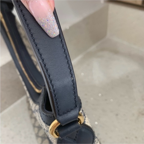 Gucci Medium Shoulder Bag - Picture 9 of 13